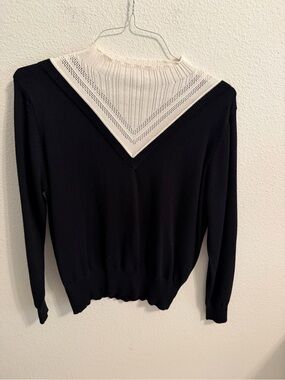 Contrast V-Neck Sweater with Ribbed Mock Cowl - Black & Cream